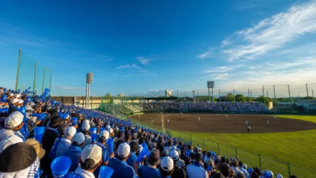 夕方の高校野球場、三塁側アルプススタンドの応援風景