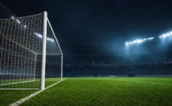 夜のサッカースタジアムに設置されたゴールポストとネット