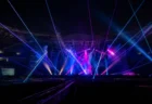 夜のコンサート会場、無人のステージに交差するレーザーとスポットライト
