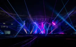 夜のコンサート会場、無人のステージに交差するレーザーとスポットライト