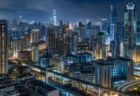 ネオンや窓明かりが灯る近未来的なアジアの大都市の夜景、高層ビル群が立ち並ぶ都市風景