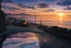 夏の終わりの海辺の街並みと夕暮れ空、不思議で切ない雰囲気のイメージ