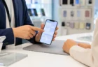 携帯ショップでスマートフォンの画面を確認する手元