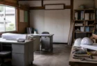 使われていない中小企業の事務所と工具のイメージ