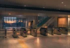 夕方の柔らかい光に包まれた無人の駅改札のイメージ