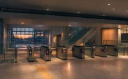 夕方の柔らかい光に包まれた無人の駅改札のイメージ