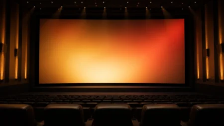 映画館の客席後方から見たスクリーンと照明のイメージ