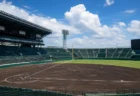 夏の甲子園を象徴する球場スタンドと内野グラウンド、青空のイメージ