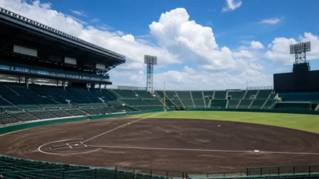 夏の甲子園を象徴する球場スタンドと内野グラウンド、青空のイメージ