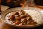 湯気の立つ欧風カレーライスのプレート