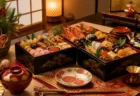 和風の重箱に彩り豊かな料理が詰められた、正月飾りのある食卓の情景