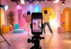 SNSでバズるショート動画撮影をイメージした明るいスタジオセット