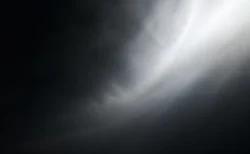 黒から白へ移り変わる光のグラデーションを思わせる幻想的な抽象イメージ