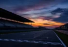 夕暮れのレーシングサーキット、無人のスタートライン付近から見たコースの情景