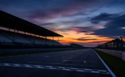 夕暮れのレーシングサーキット、無人のスタートライン付近から見たコースの情景