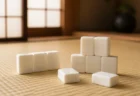 和室で柔らかな照明に照らされた無地の白い牌のイメージ