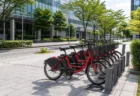 シェアサイクルの駐輪ポートに並ぶ自転車のイメージ