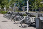シェアサイクルのポートに並んで駐輪された自転車の写真
