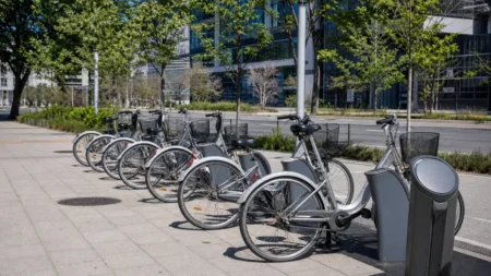 シェアサイクルのポートに並んで駐輪された自転車の写真