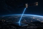 夜空に浮かぶ人工衛星と地上のスマートフォンをつなぐ通信のイメージ