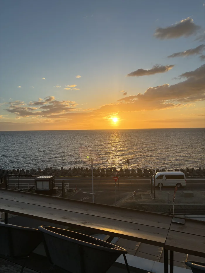 画像 emo TOKYO Awajiの屋上テラス席から見た、海に沈む夕陽