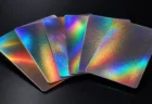 虹色にきらめくホログラフィック仕様のトレーディングカードが並ぶイメージ