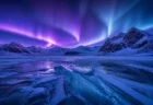 雪山とオーロラを思わせる幻想的な氷雪の風景
