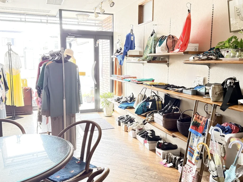 画像 笠岡の婦人服店 不二屋の店内。自然光の入る売り場に洋服と小物が並ぶ