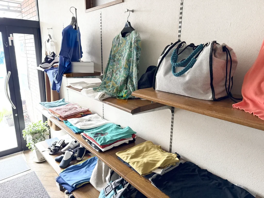 画像 不二屋の店内の棚。婦人服、バッグ、靴、小物が並ぶ