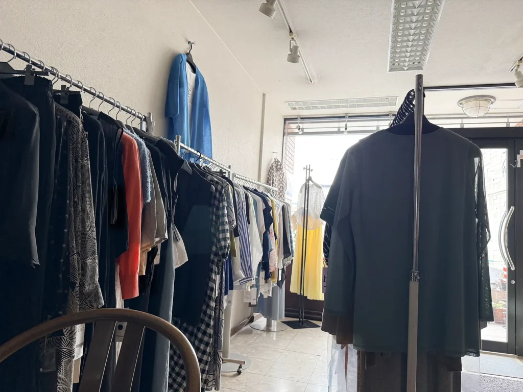 画像 不二屋の店内ラック。店主が自分の目で選んだ洋服が並ぶ