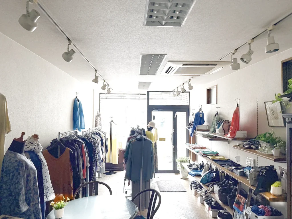 画像 笠岡 不二屋の店内。入口から光が差し込む売り場(明るさ補正済み)
