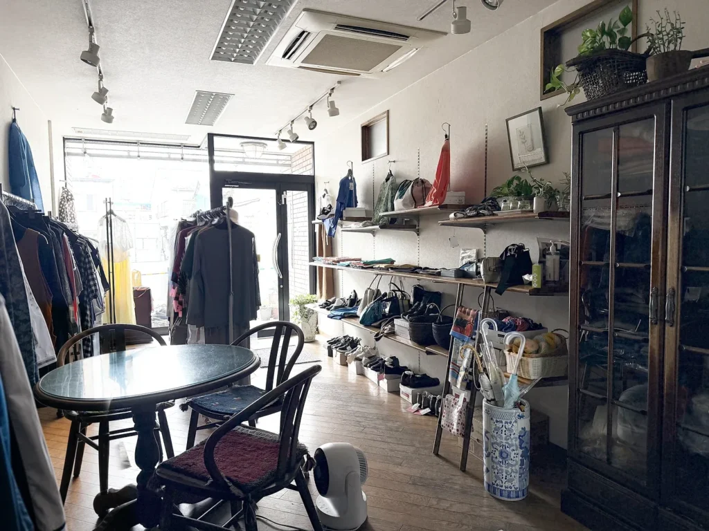 画像 不二屋の店内にあるテーブルと椅子。お客様と話す場所