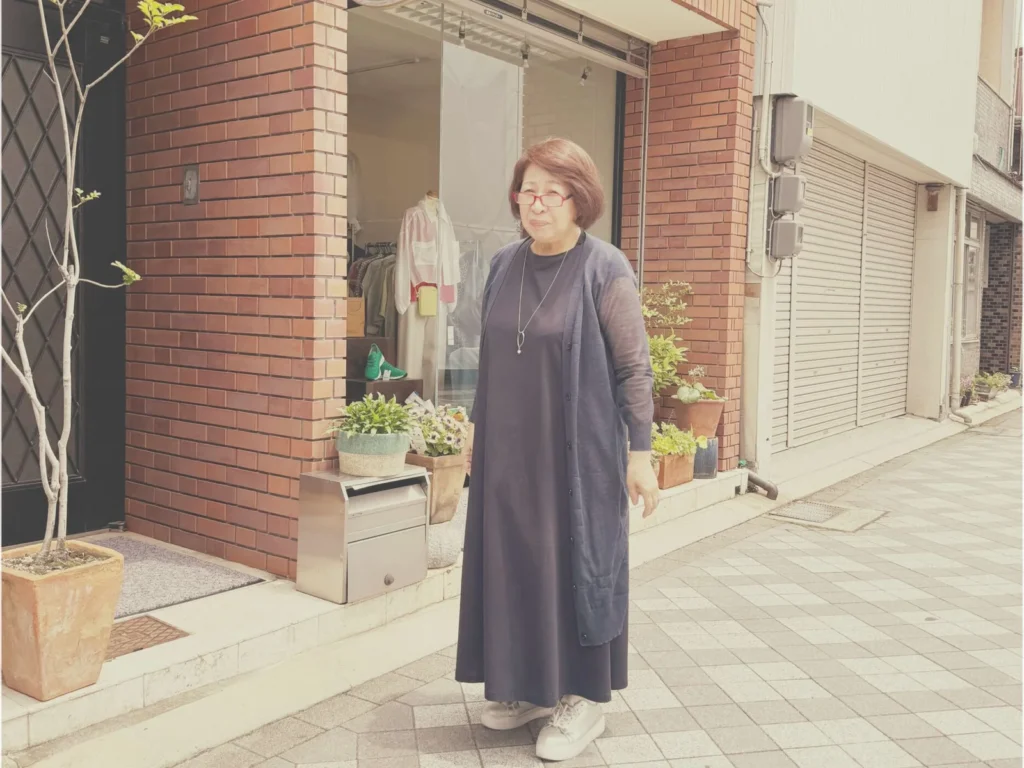 画像 レディースファッション不二屋 オーナー店主の小田能里子さん(笠岡市・店の前で)