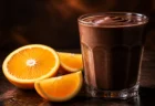 艶やかなダークチョコレートのドリンクとオレンジ色の柑橘スライスが並ぶイメージ