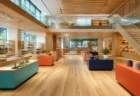 木目調の内装とカラフルな展示台が並ぶ、開放的な店内空間