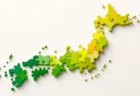 日本地図をモチーフにした抽象的なパズルピース、緑と黄色のグラデーション