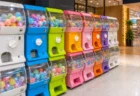 明るい商業施設内に並ぶカラフルなカプセルトイ自動販売機