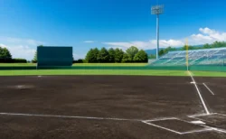 青空の下、内野の黒土と芝が整備された高校野球の球場