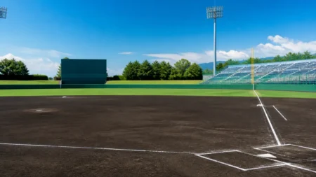 青空の下、内野の黒土と芝が整備された高校野球の球場