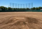 夏空の下の無人の高校野球マウンドのイメージ