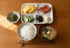 白米と味噌汁を中心とした和朝食のイメージ