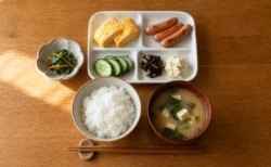 白米と味噌汁を中心とした和朝食のイメージ