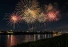 岩国くすのき花火フェスティバルのイメージ、川面と夜空に打ち上がる花火