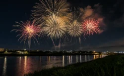 岩国くすのき花火フェスティバルのイメージ、川面と夜空に打ち上がる花火