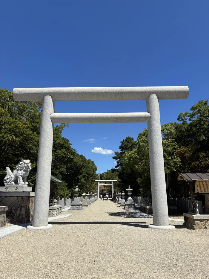 画像 伊弉諾神宮の石造りの大鳥居と、奥へ続く参道