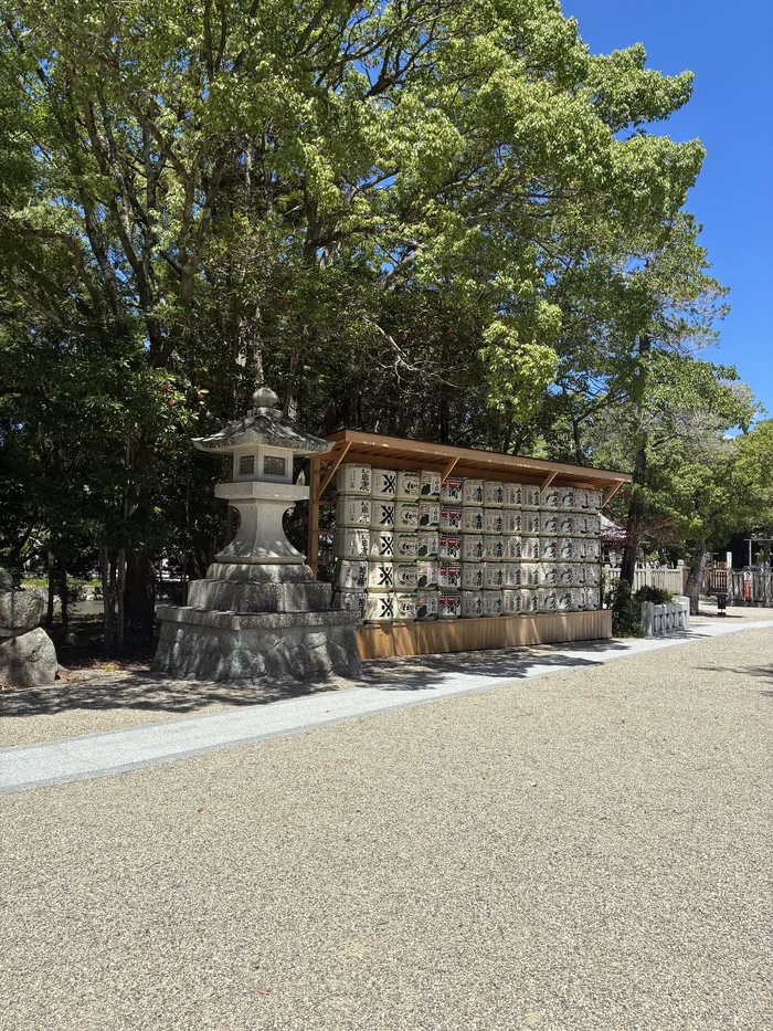 画像 参道脇に並ぶ奉納された酒樽の棚と石灯籠