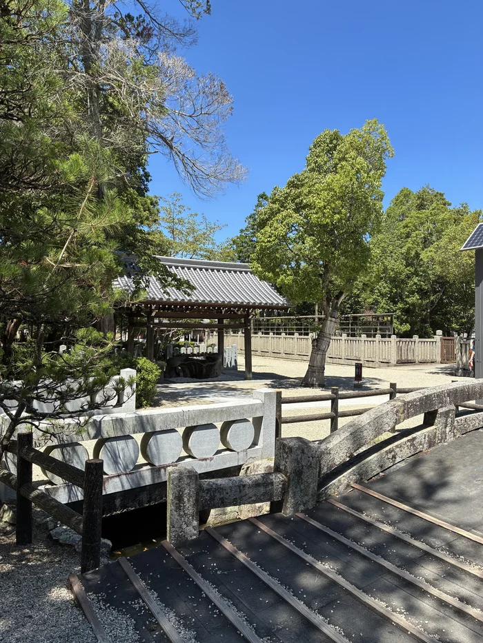 画像 放生の神池のそばに建つ手水舎と石橋
