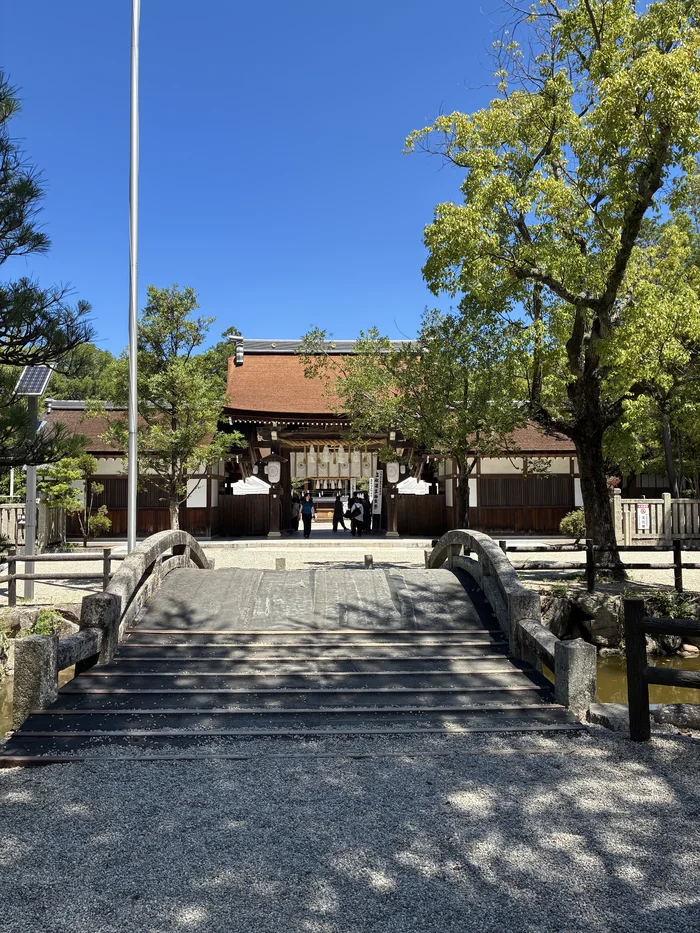 画像 伊弉諾神宮の拝殿へ続く石橋と、その奥の社殿