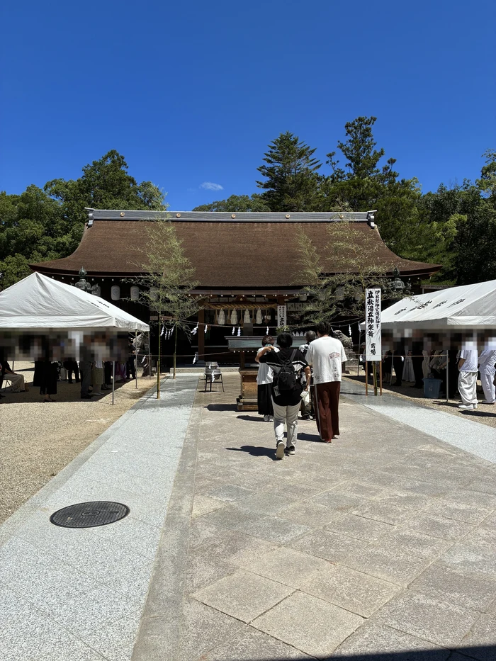 画像 神楽祭の日の伊弉諾神宮の拝殿と、両脇に張られた白いテント