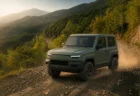 未舗装の林道を走る小型クロスカントリー四輪駆動車のイメージ